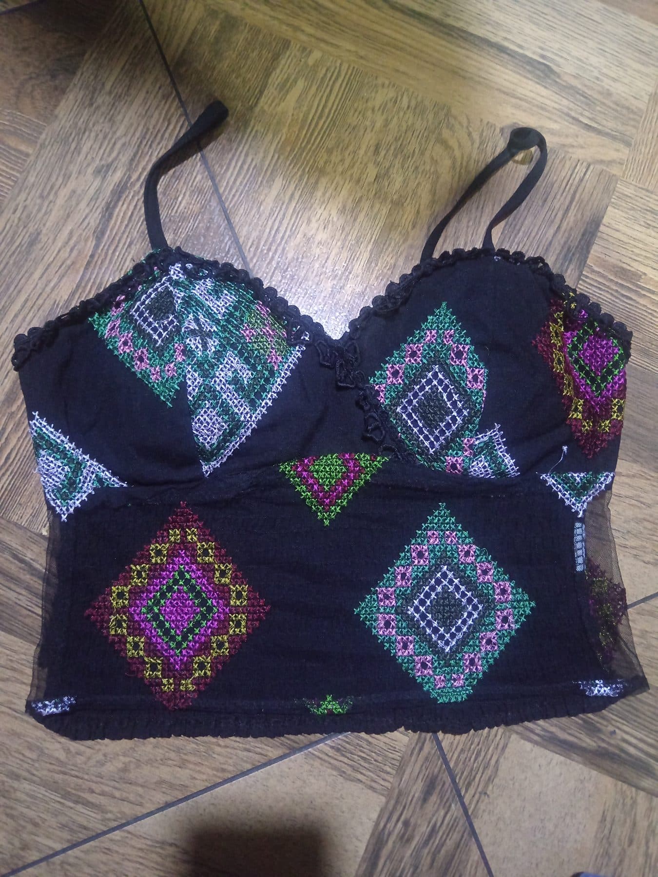 Hermoso top corto tipo bustier en negro con bordados geométr
