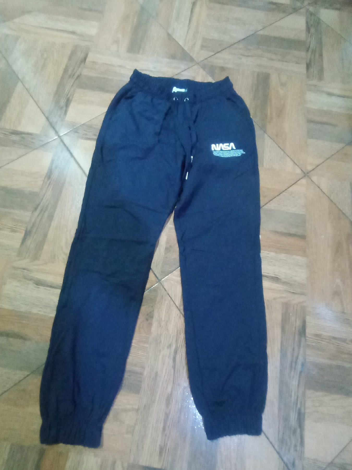 Pantalón jogger koaj deportivocolor azul oscuro con estampado de NASA, cóm
