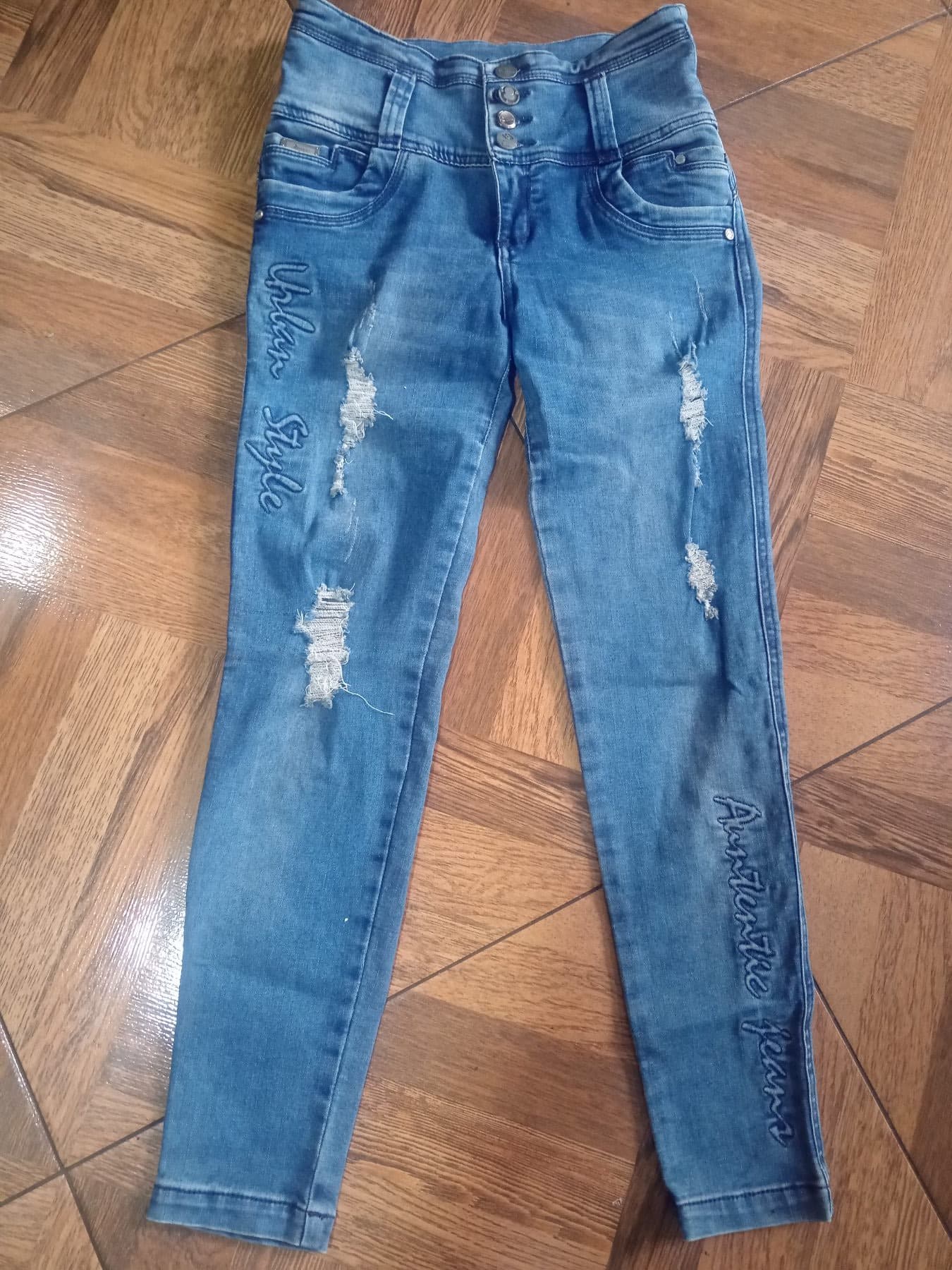 Jean Divina estilo skinny con efecto desgastado y rotos en la parte