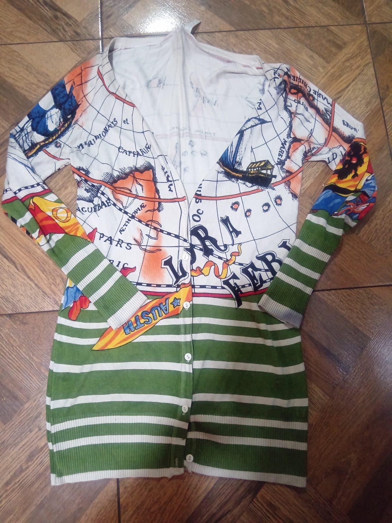 Cardigan tipo buzo con estampado de mapa mundial y rayas ver - foto 1