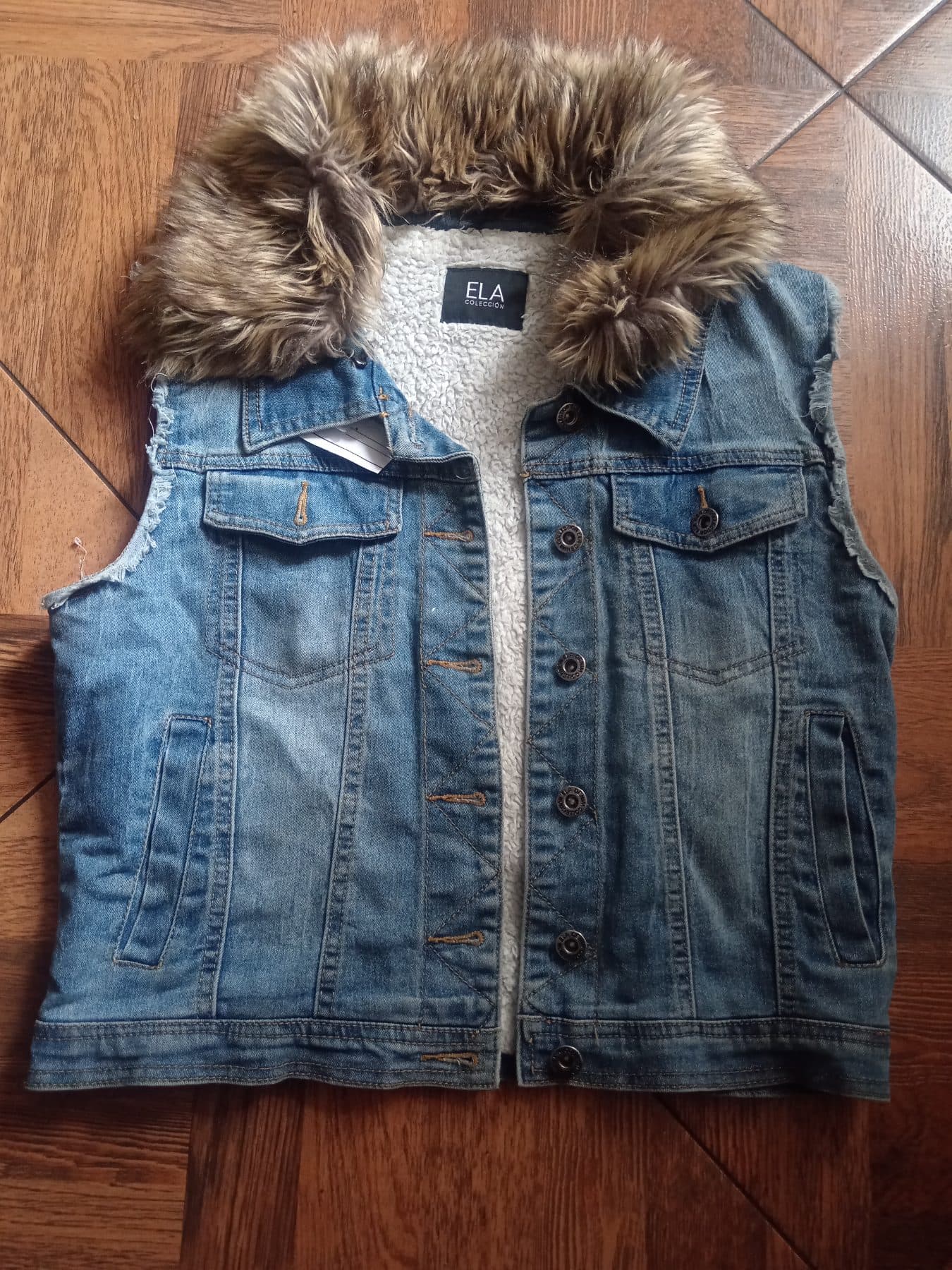 Hermoso chaleco ELA de jean con cuello de piel sintética desmont - foto 1