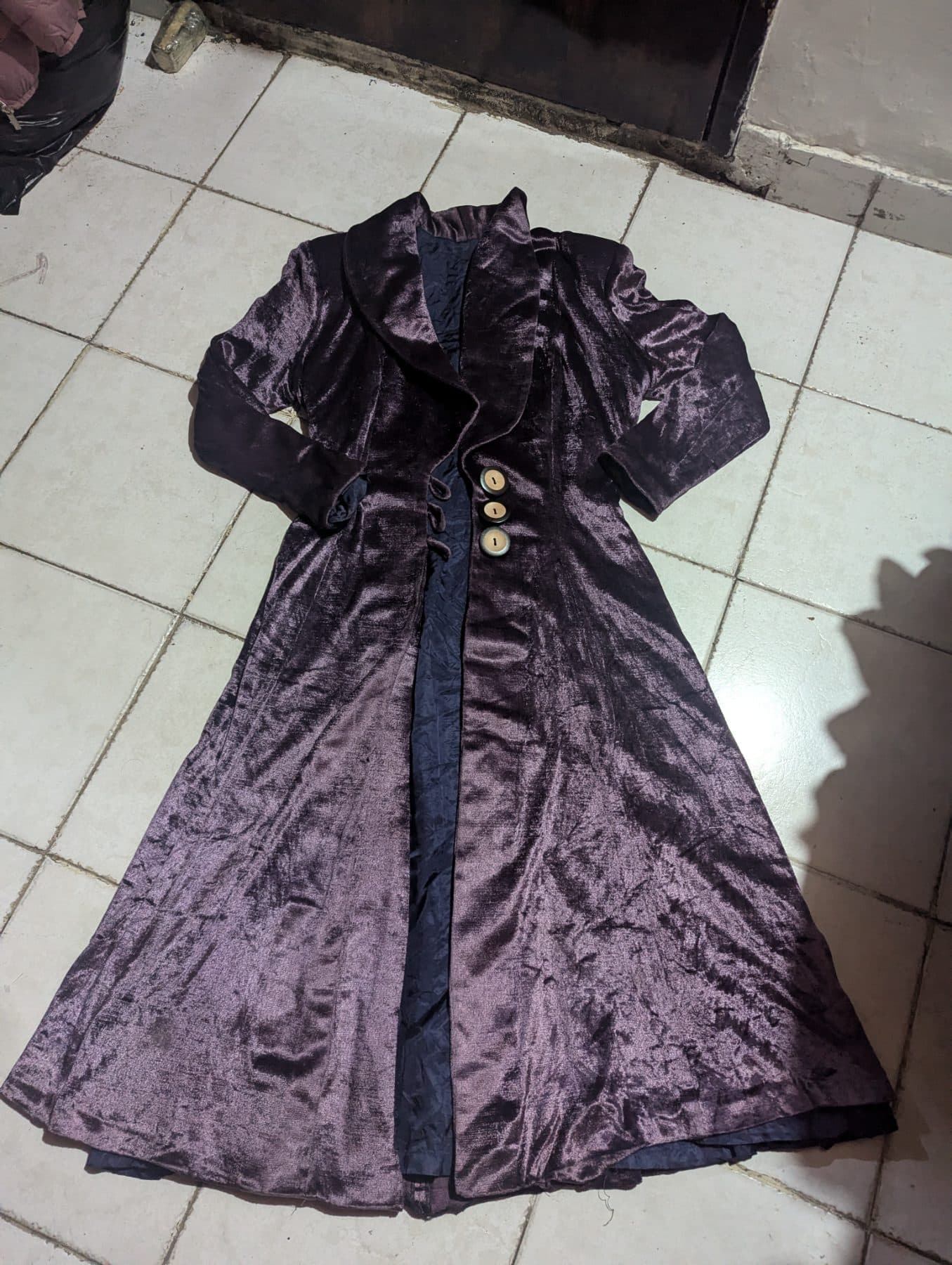 Hermoso gabán gótico largo en terciopelo morado - foto 1