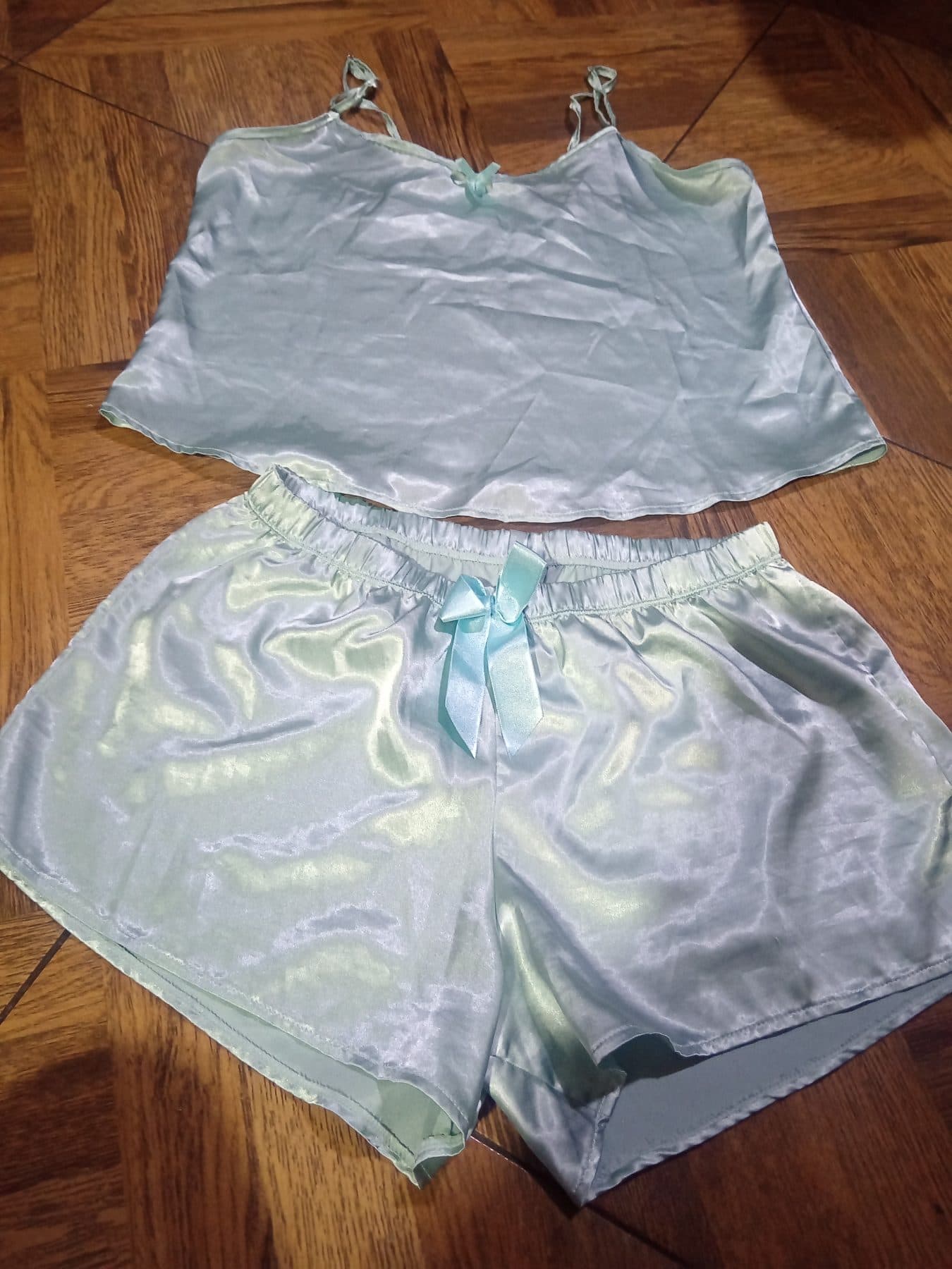 Hermoso pijama de dos piezas en satín color verde menta, com - foto 1