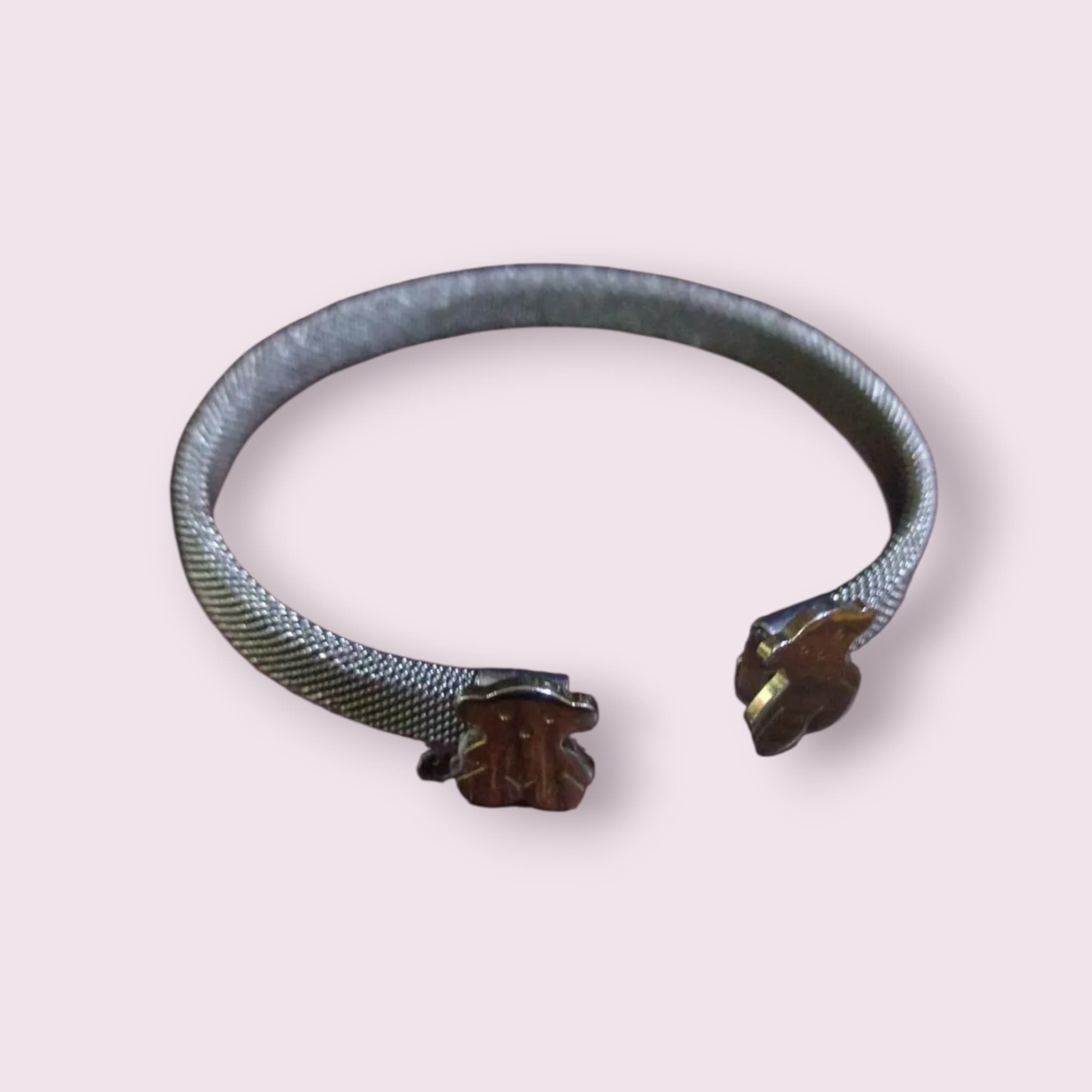 Hermosa pulsera tipo brazalete en malla plateada con detalle - foto 1