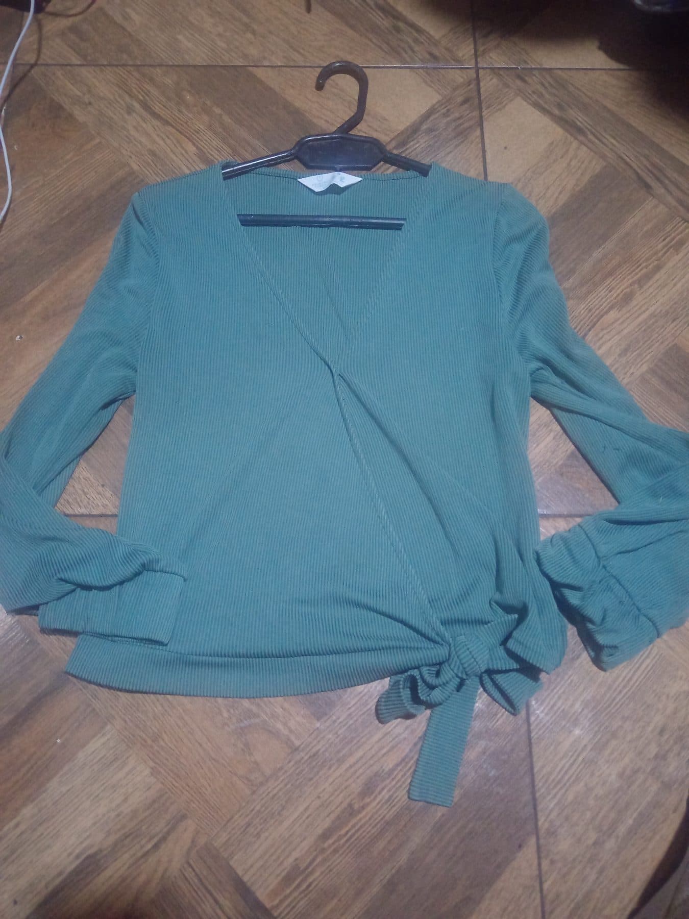 Hermosa blusa cruzada en color verde con textura acanalada y - foto 1