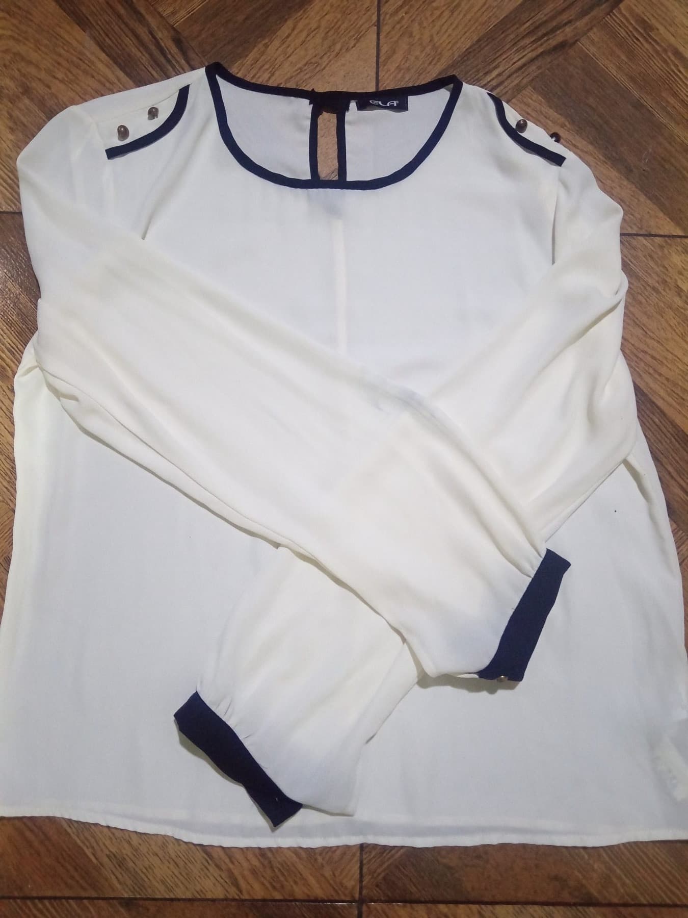 Hermosa blusa blanca con elegantes detalles en azul marino e - foto 1