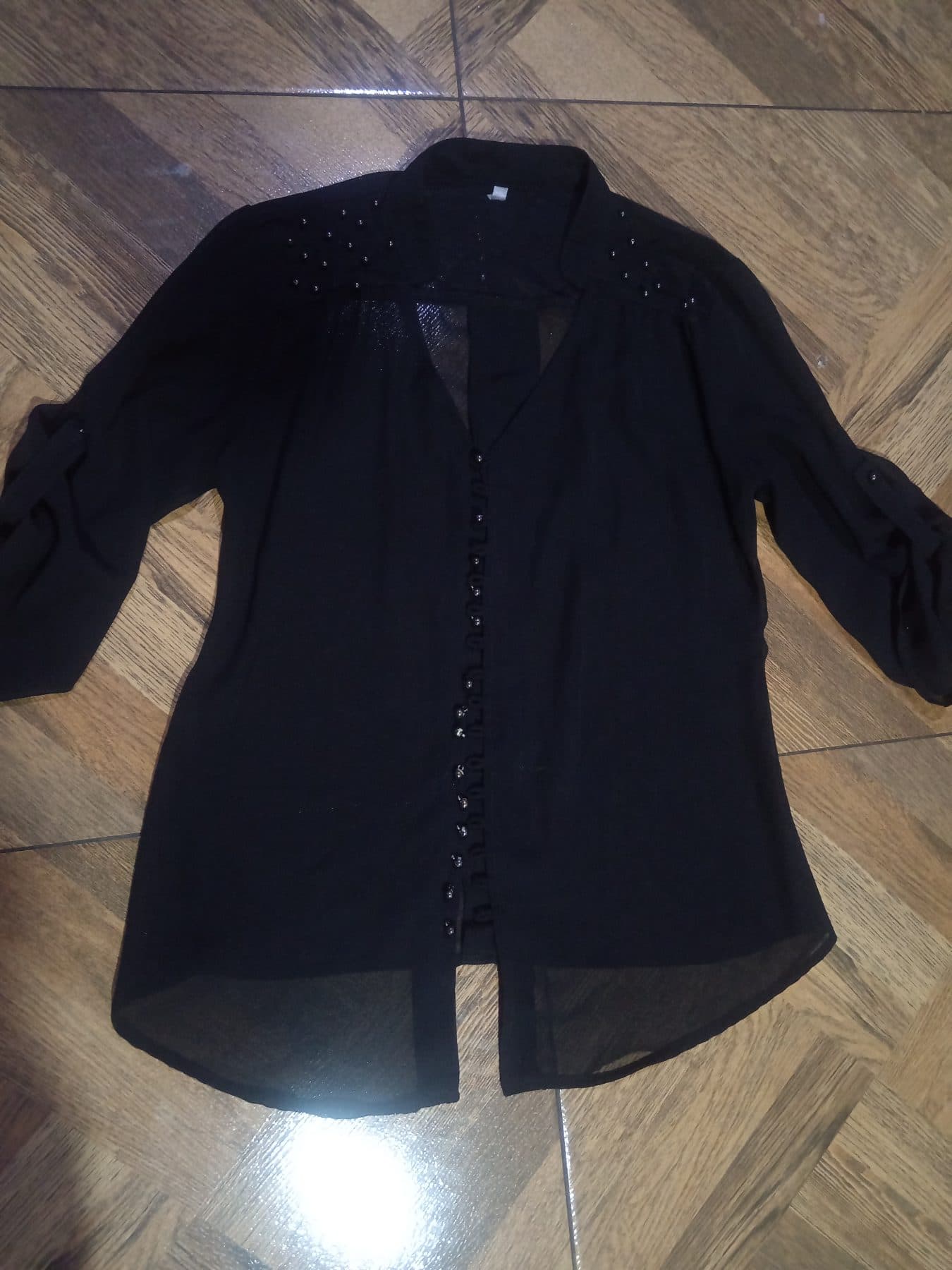Blusa negra semitransparente con detalles de pedrería en los - foto 1