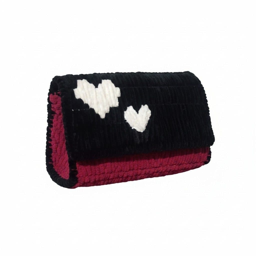 Hermoso clutch tejido en tonos negro y vinotinto hermoso material con corazones - foto 1