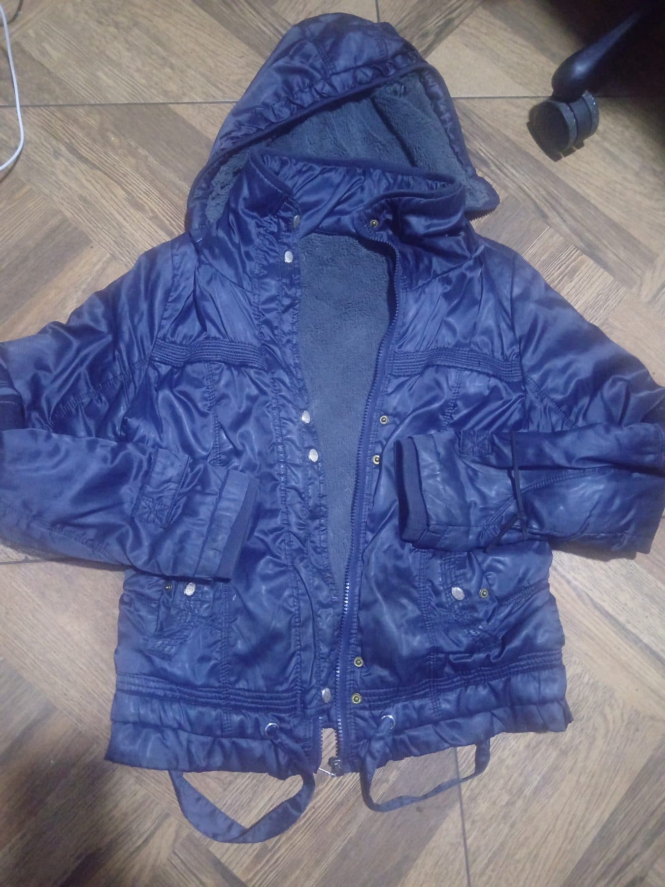 Chaqueta acolchada azul oscuro con capucha forrada en peluch - foto 1