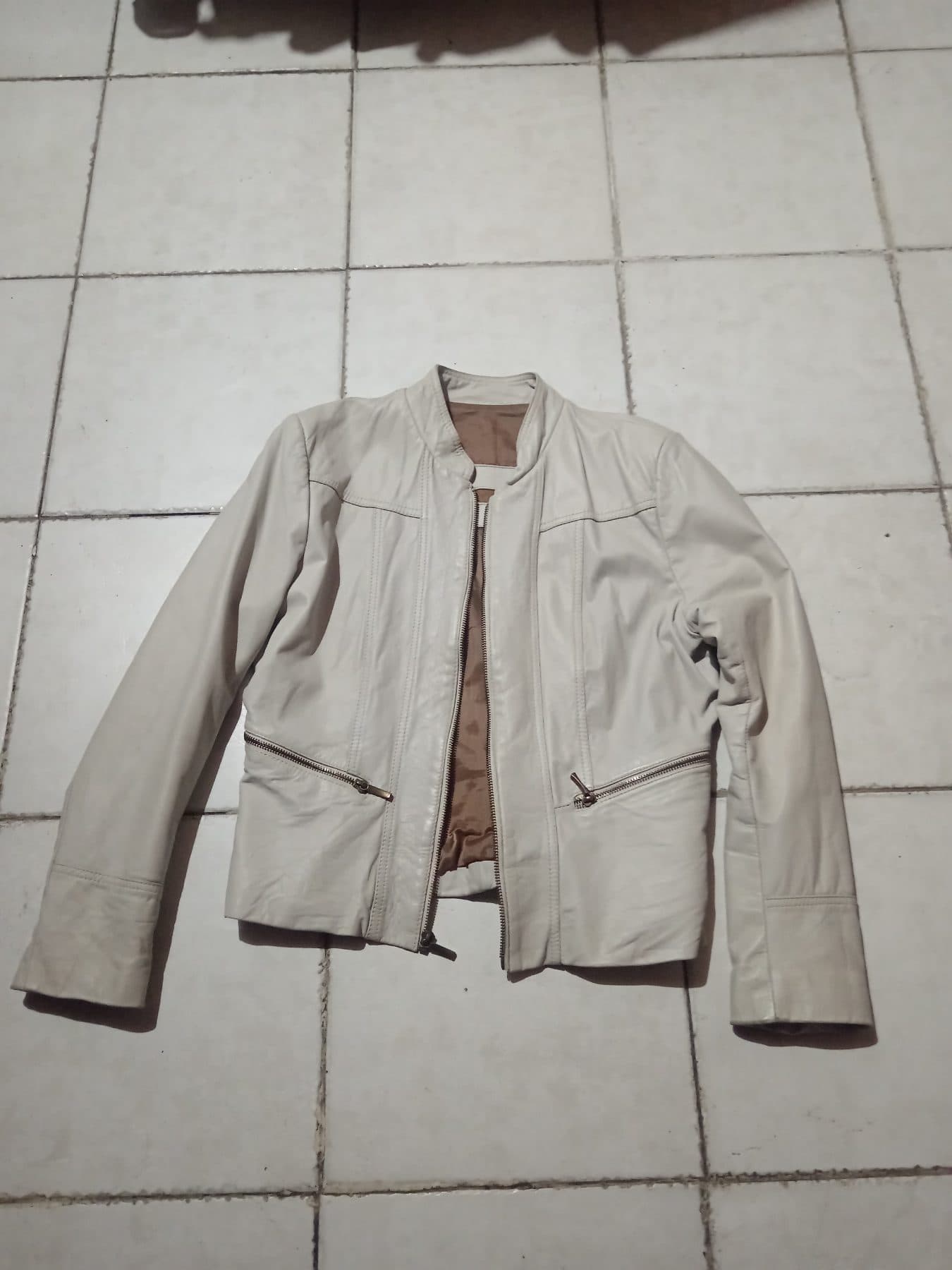 Chaqueta de cuero color beige con cierre frontal y bolsillos - foto 1
