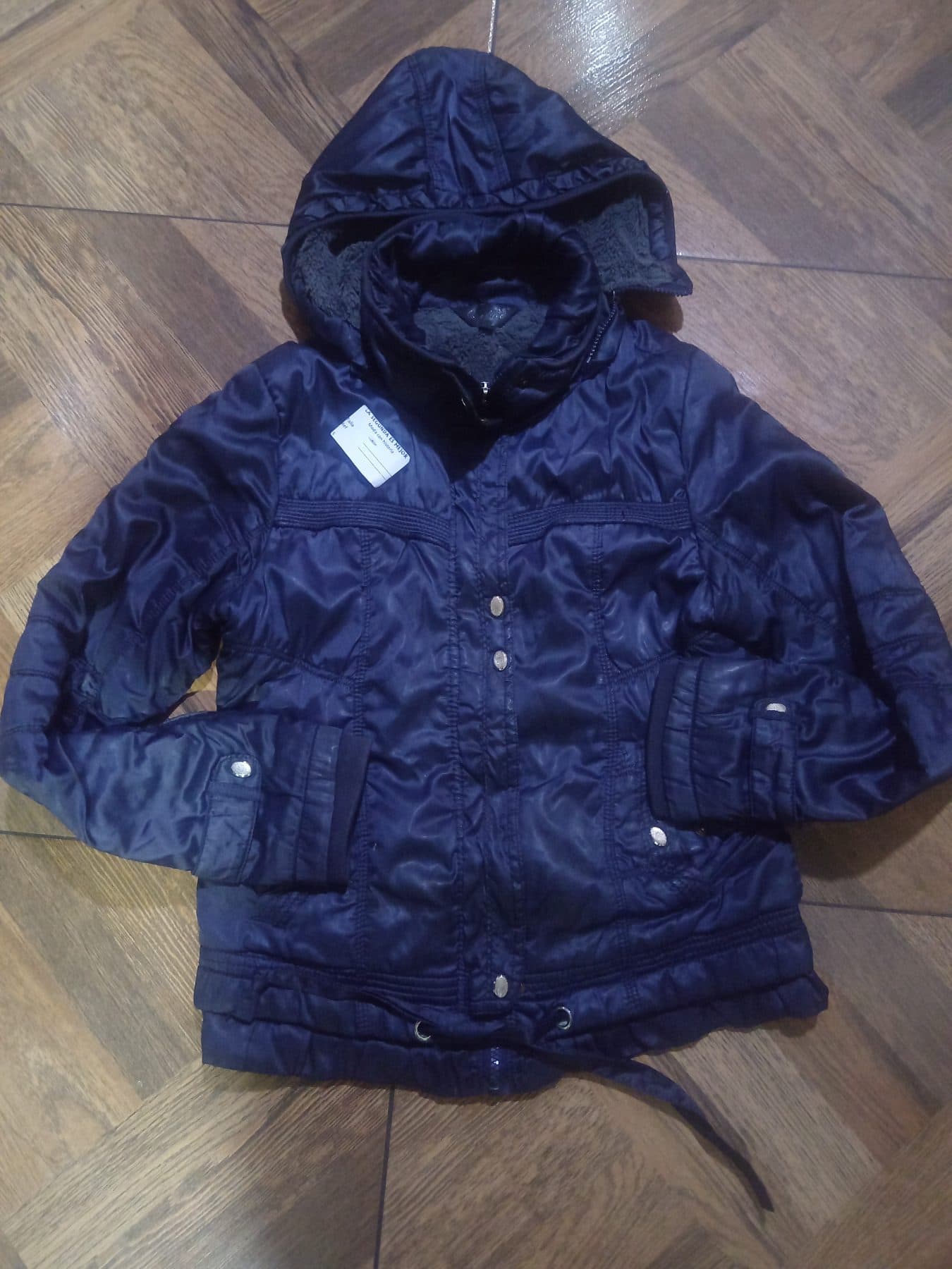 Chaqueta acolchada azul oscuro con capucha forrada en peluch - foto 1