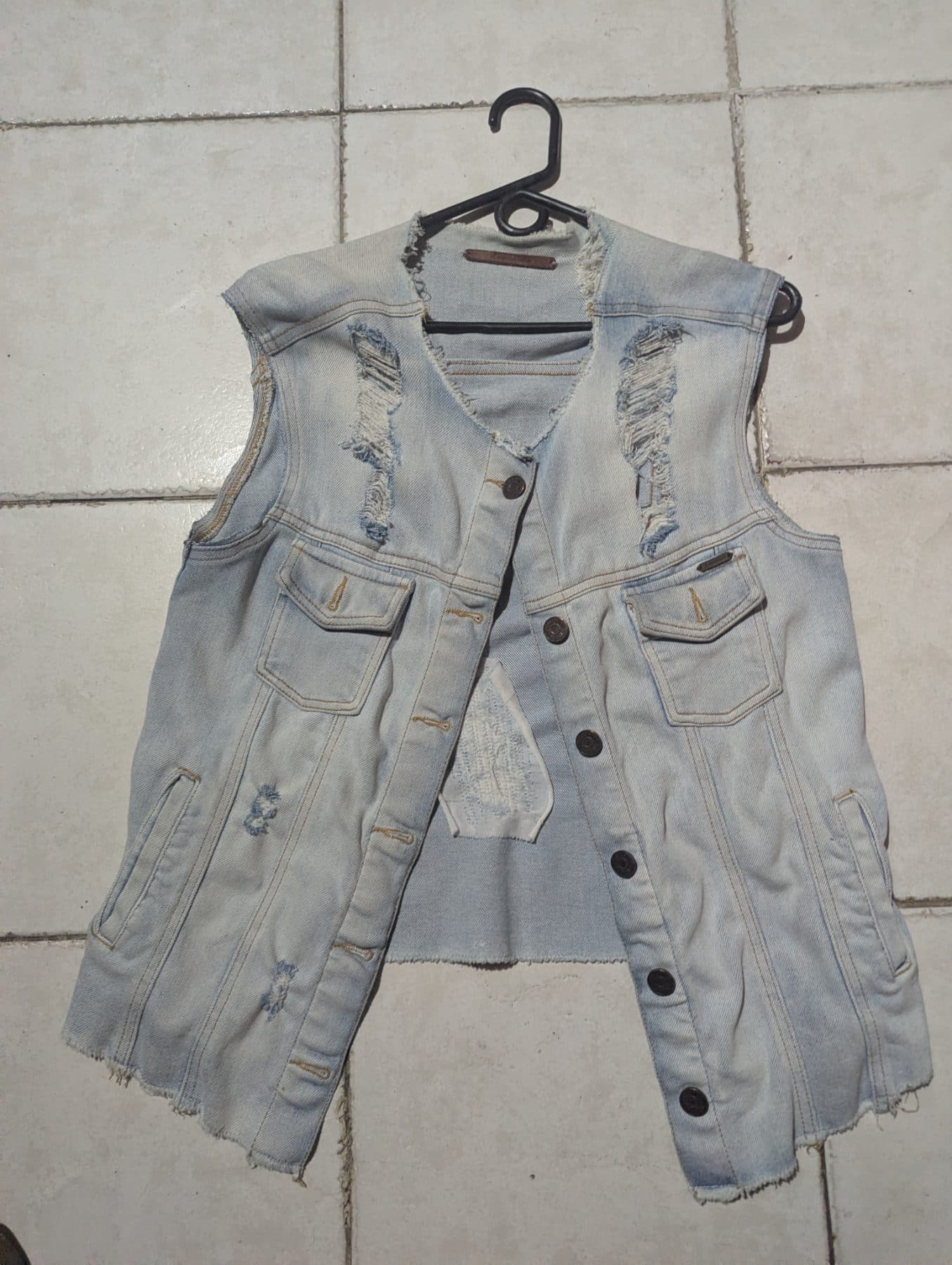 Chaleco de jean estilo destroyed en tono azul claro, ideal p - foto 1