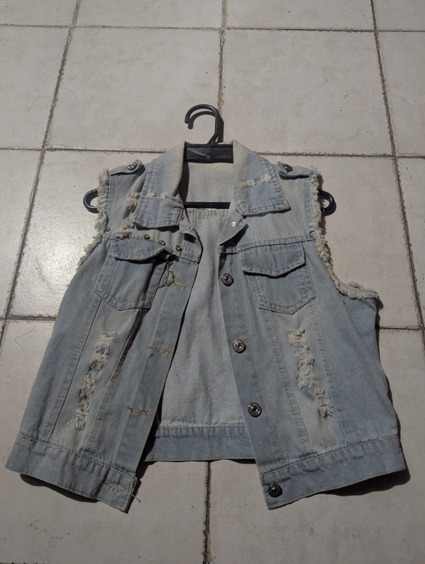 Chaleco de jean estilo desgastado con detalles rasgados - foto 1