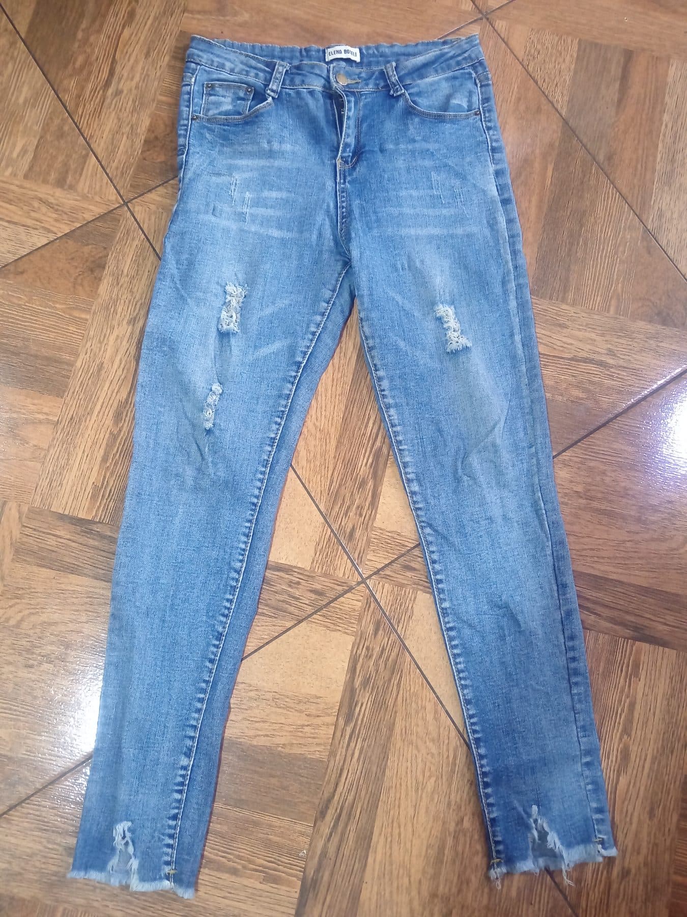 Jean skinny de tiro alto con detalles desgastados y bota des - foto 1