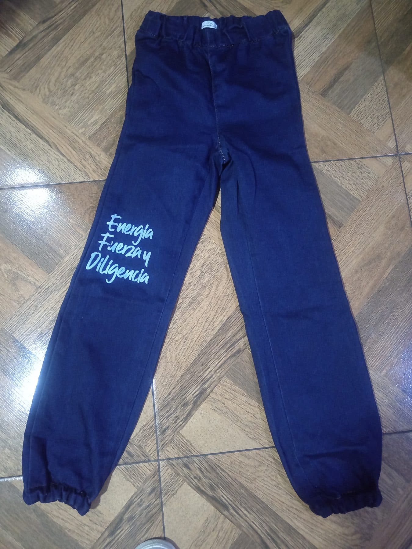 Pantalón tipo jogger en color azul oscuro con estampado moti - foto 1