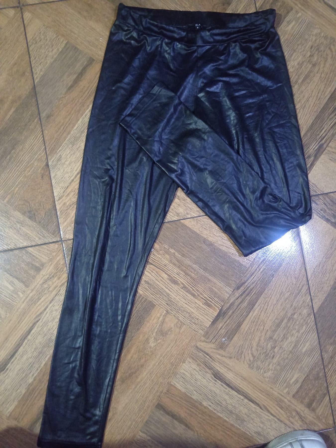Pantalón tipo legging en material símil cuero con acabado br - foto 1