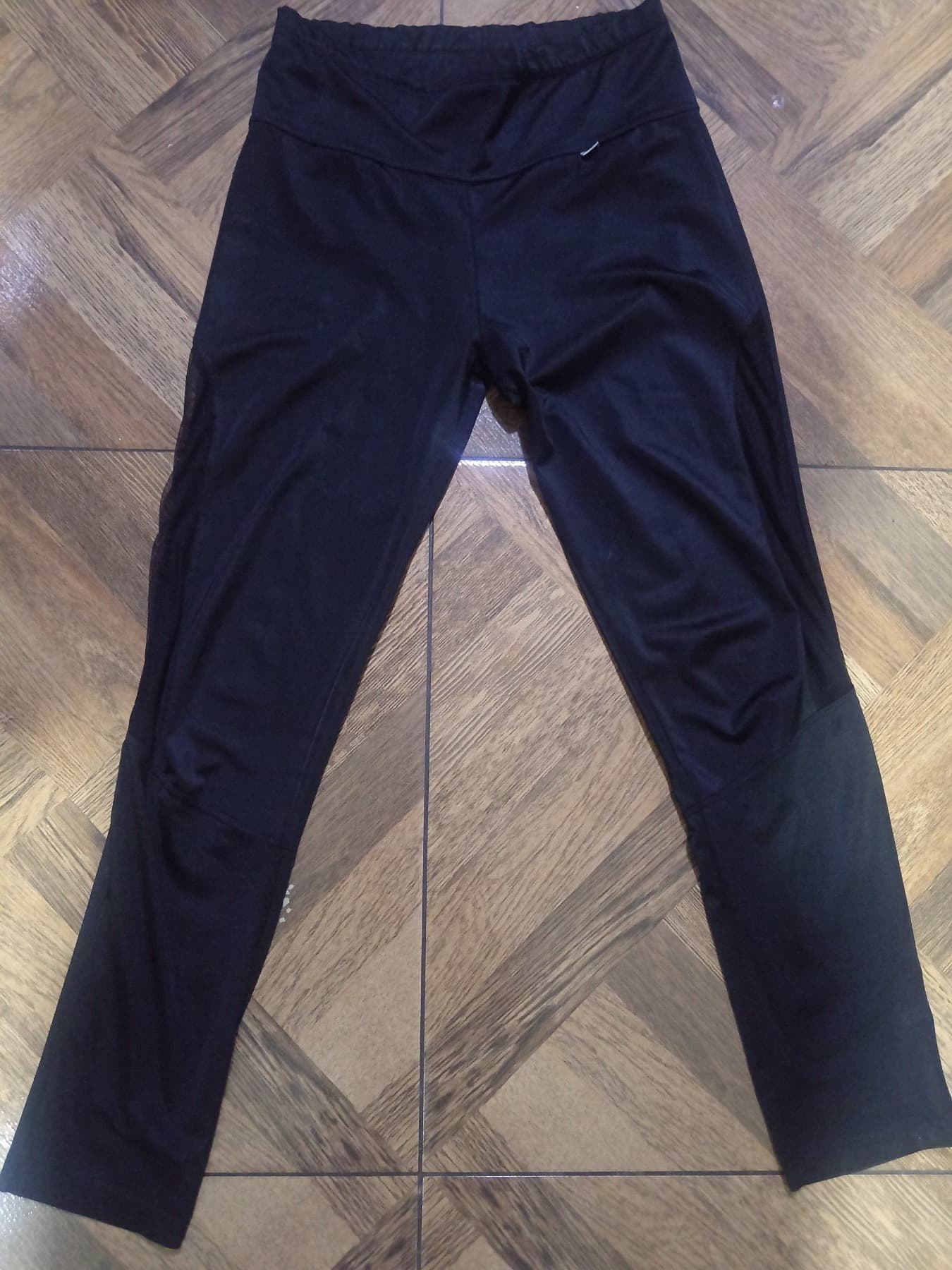 Pantalón deportivo negro cómodo y versátil, ideal para entre - foto 1