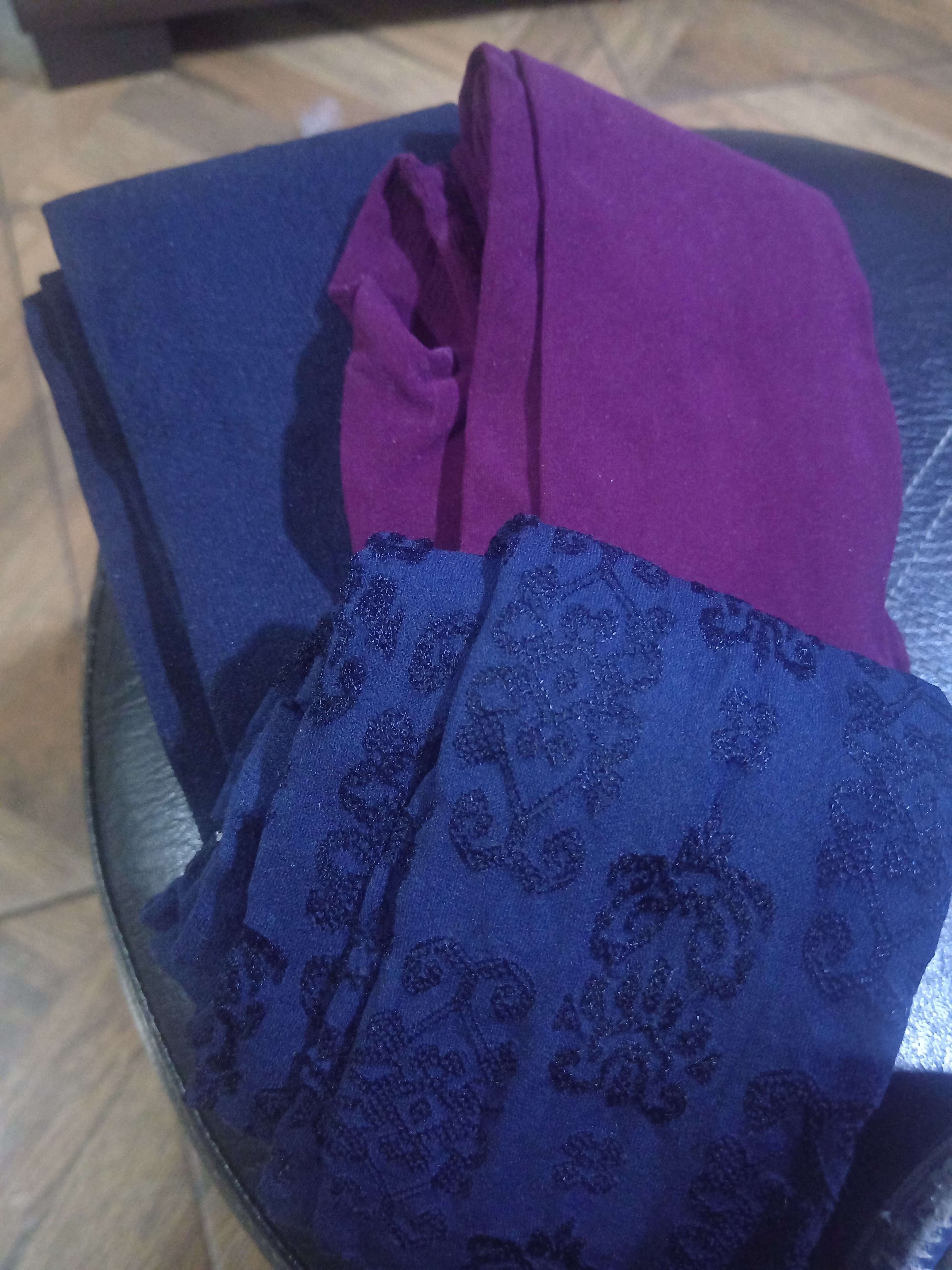Lote de tres medias pantalón en colores azul oscuro, vino ti - foto 1
