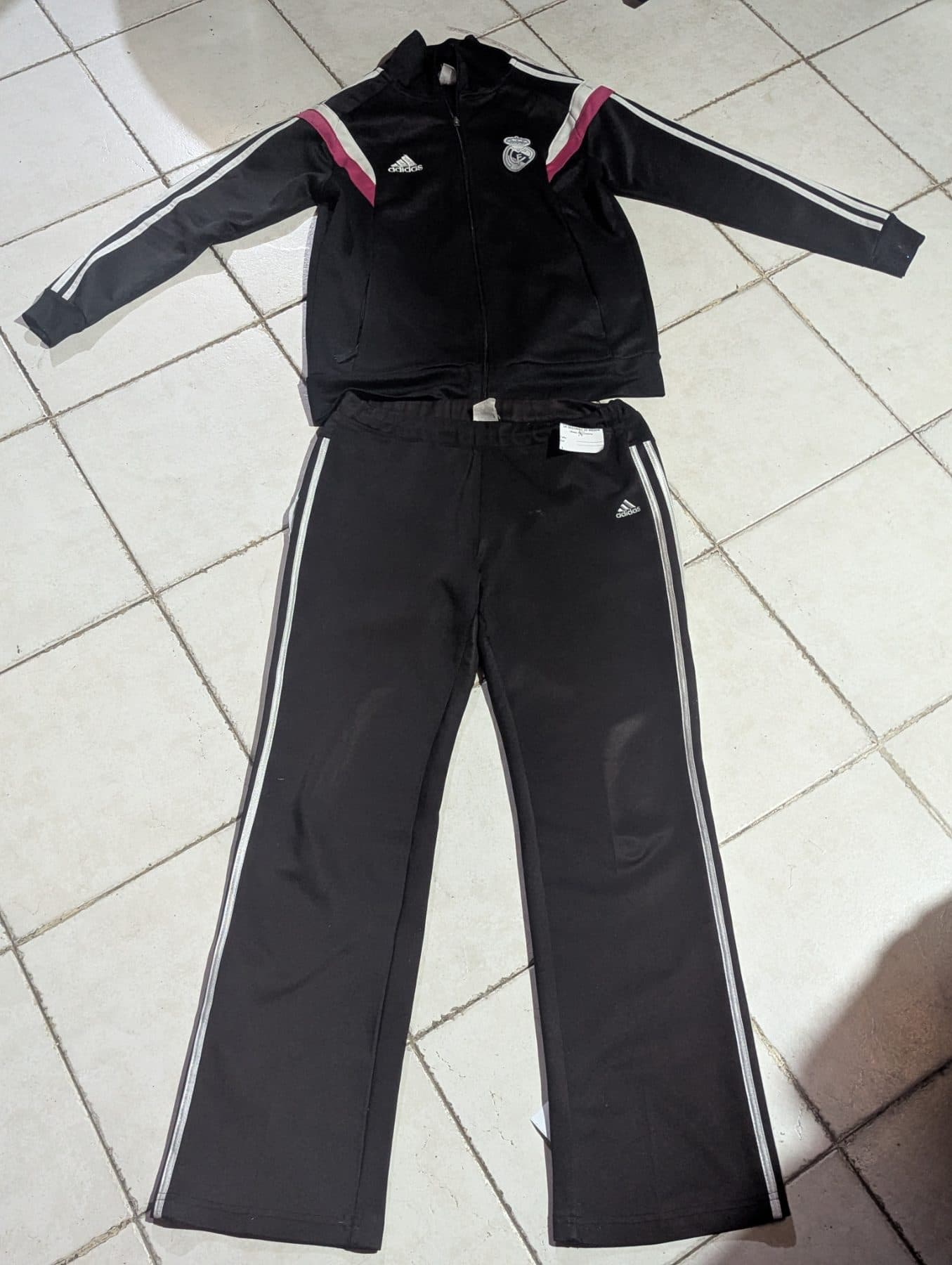 Conjunto deportivo Adidas para mujer en color negro con detal - foto 1