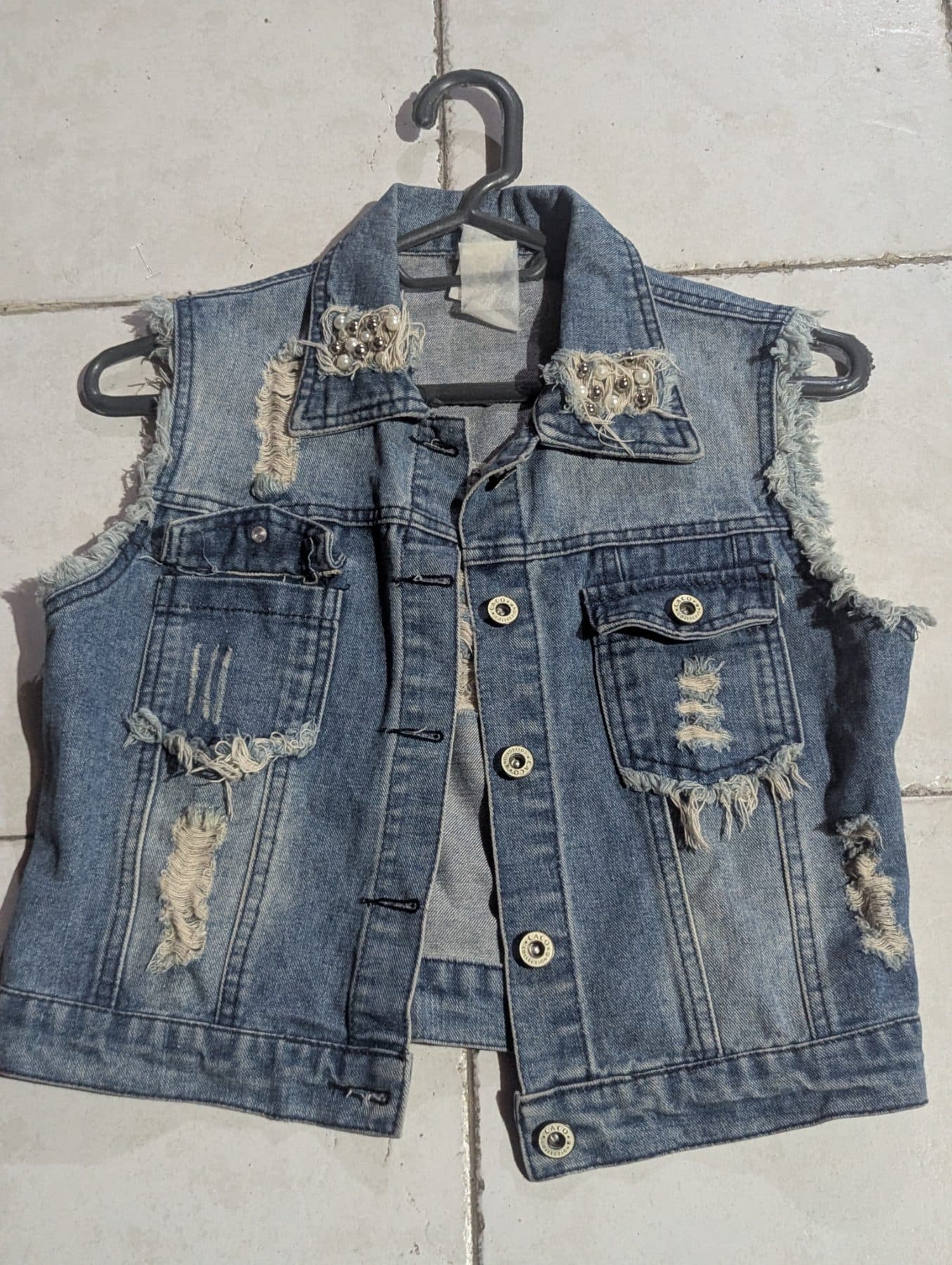 Hermoso chaleco de jean estilo destroyed con detalles en per - foto 1