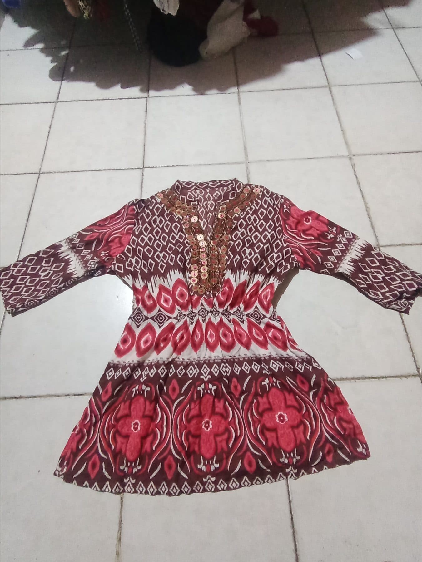 Hermoso vestido tipo túnica con estampado étnico en tonos ro - foto 1