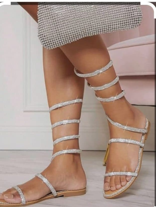 Hermosas sandalias planas estilo gladiador con tiras enrolla - foto 1