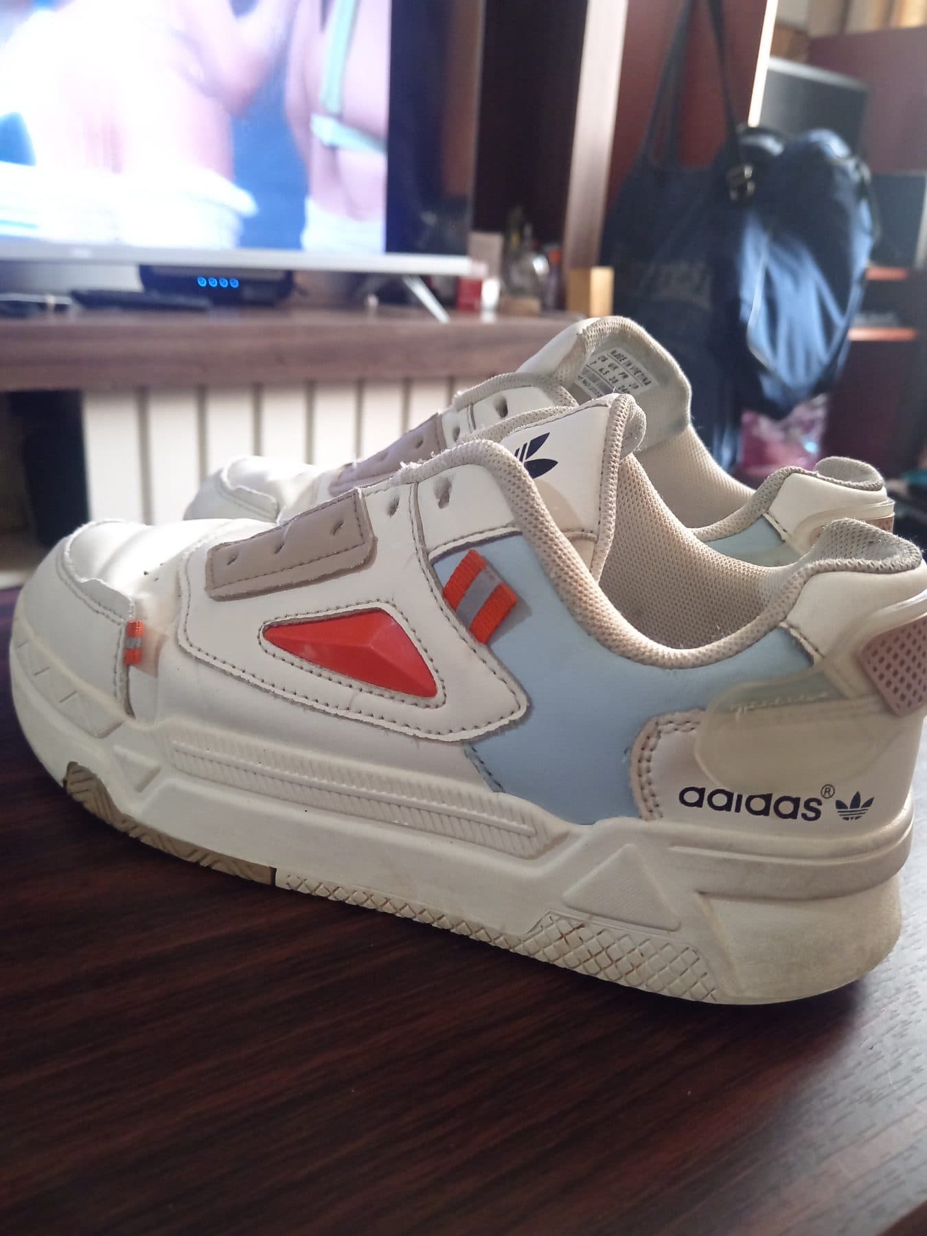 Tenis Adidas deportivos en color blanco con detalles en azul claro - foto 1
