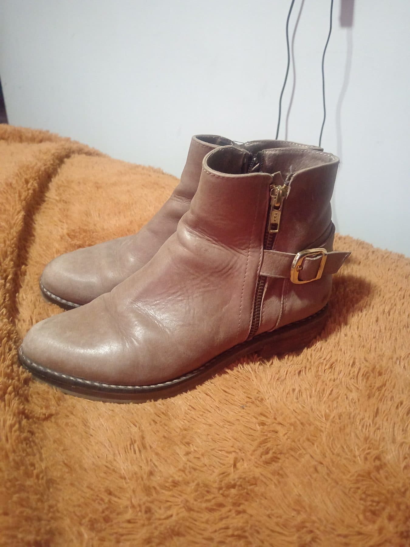 Botines de cuero en tono marrón claro con hebilla dorada y c - foto 1