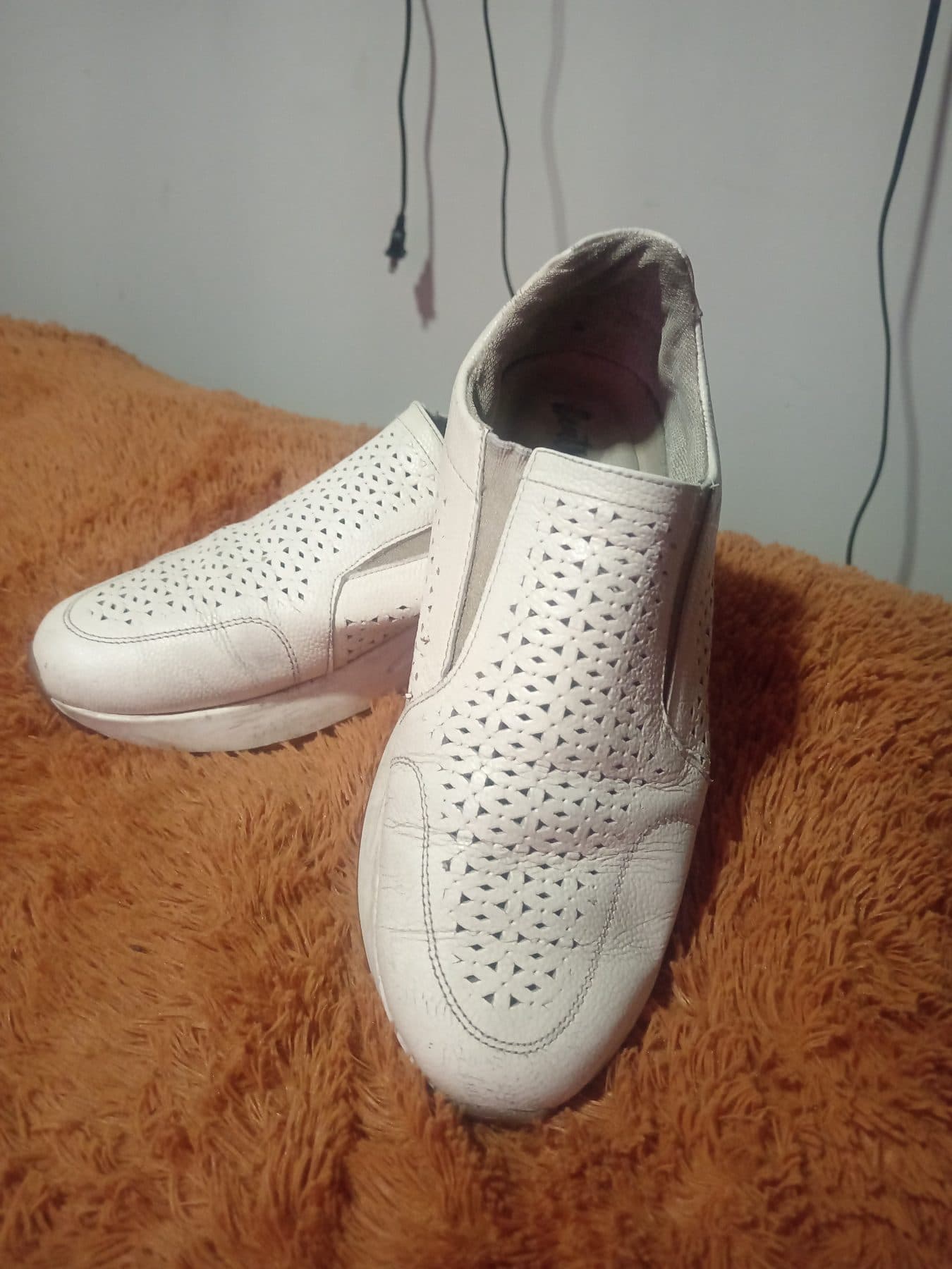 Zapatos tipo mocasín en cuero color blanco con detalles troquelado - foto 1