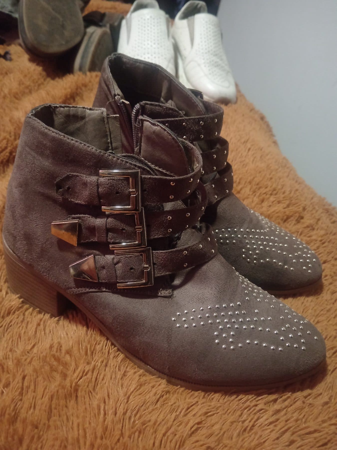Hermosas botinetas de gamuza marrón con detalles en tachuela - foto 1
