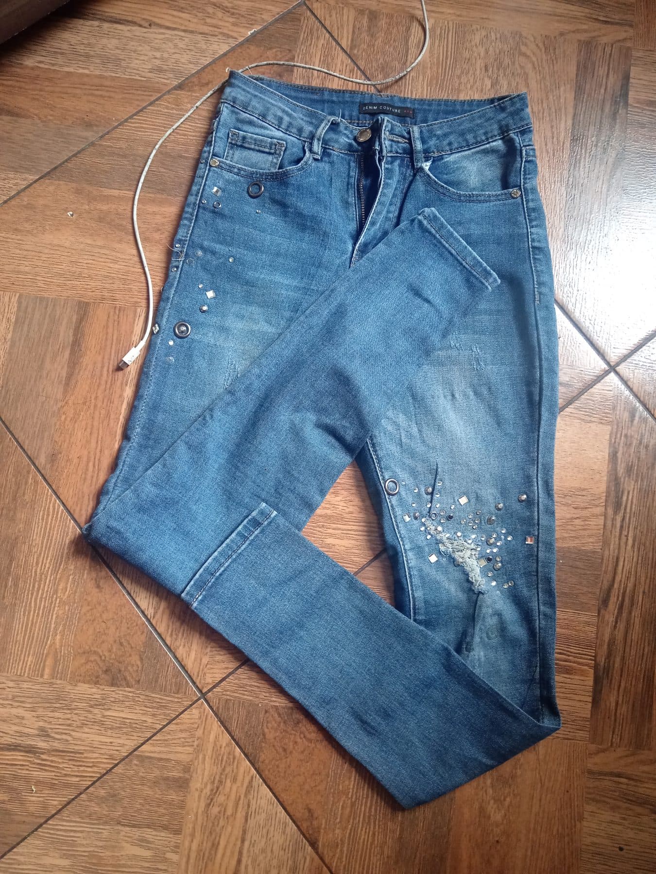 Jean skinny de tiro alto en denim azul con detalles de tachu - foto 1