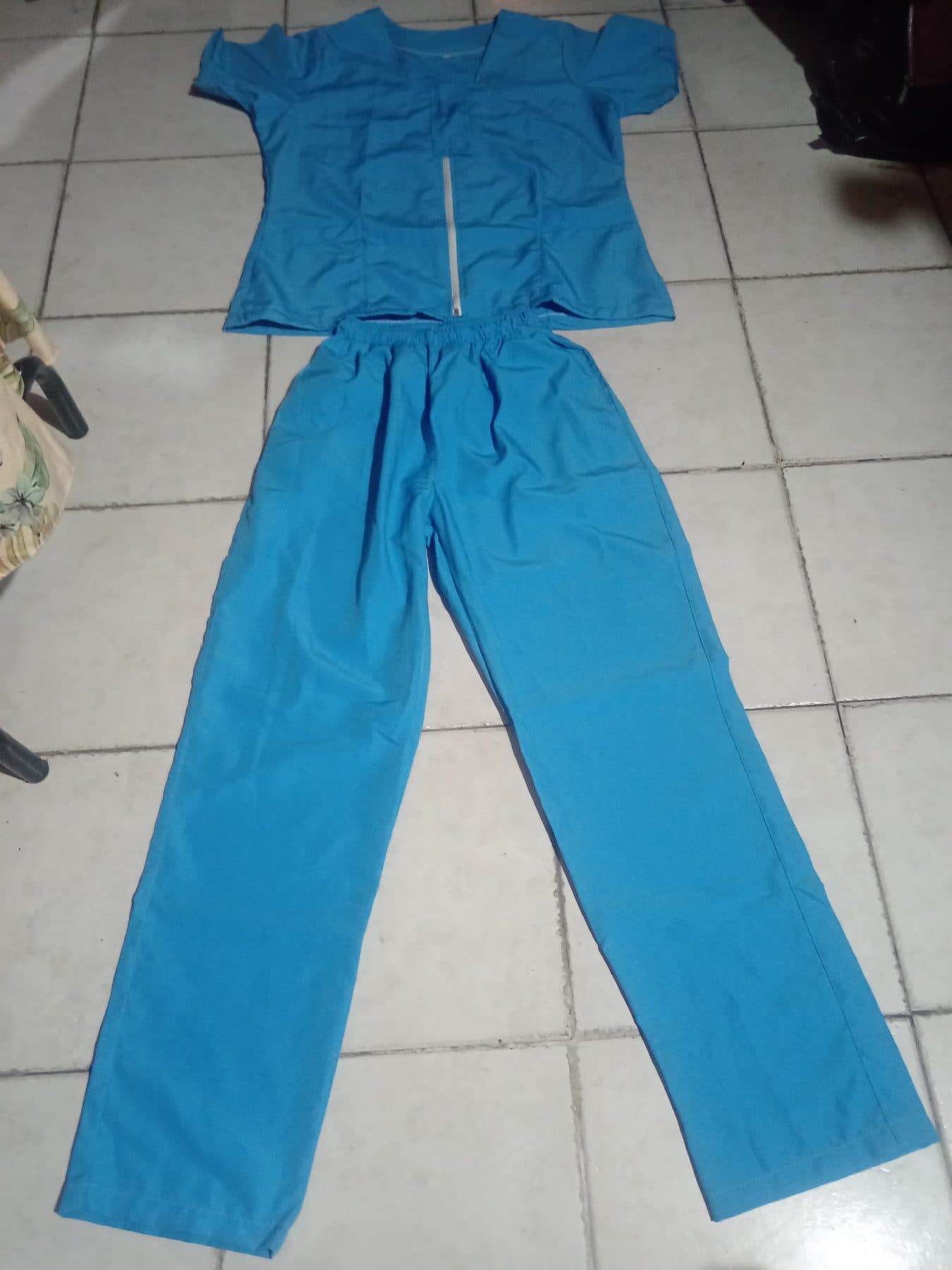 Conjunto tipo scrub o uniforme médico en color azul turquesa - foto 1