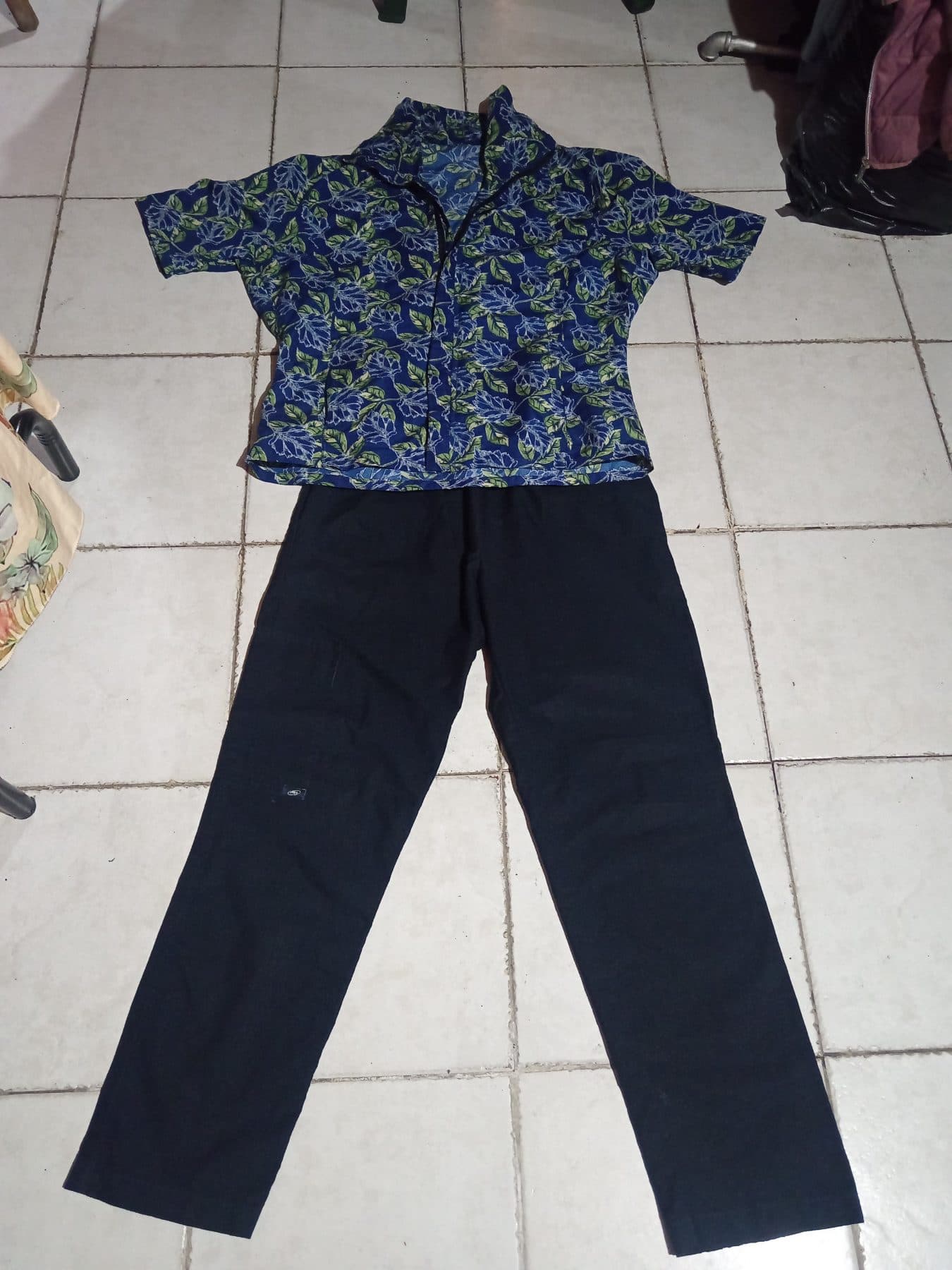 Conjunto antifluidos en tono azul oscuro, cómodo y versátil - foto 1